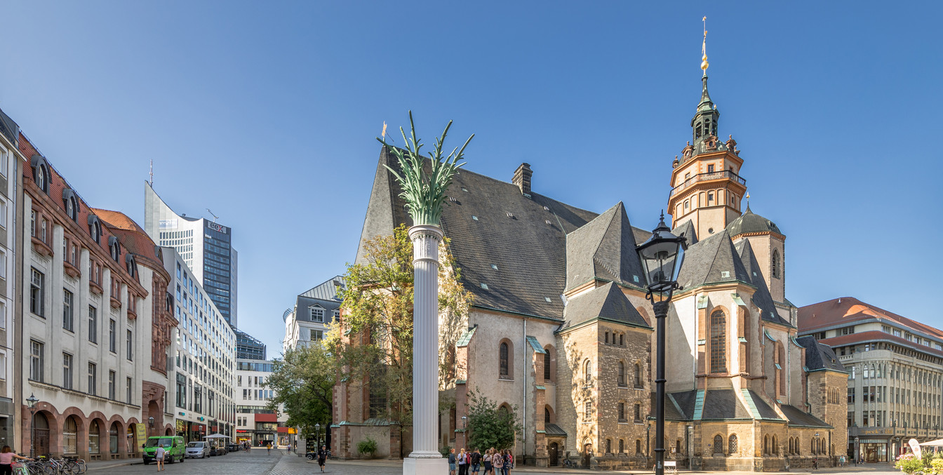 Blick auf die Nikolaikirche und die Nikolaisäule auf dem Nikolaikirchhof auf dem die Friedengebete stattfanden die zur Friedlichen Revolution führten, Kultureinrichtung, Geschichte von Leipzig, Sehenswürdigkeiten
