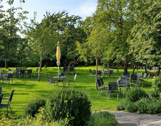 Sitzmöglichkeiten im Garten im Café Obsthof Feindt