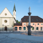 Kirche St. Sebastian mit Marienplatz