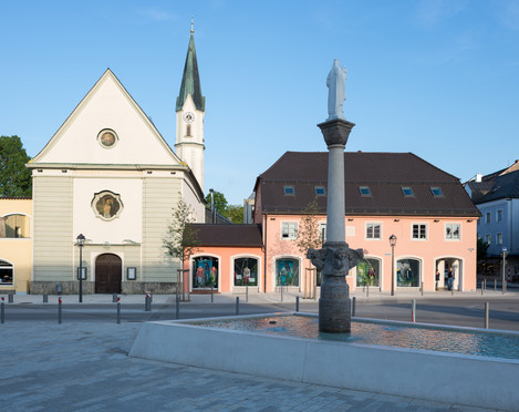 Kirche St. Sebastian mit Marienplatz