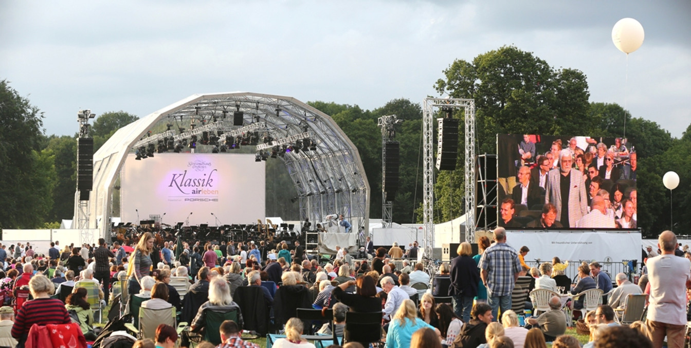 Vor der aufgebauten Bühne im Rosenthal hören die Besucher einem Konzert zu, Veranstaltungen in Leipzig, Musik