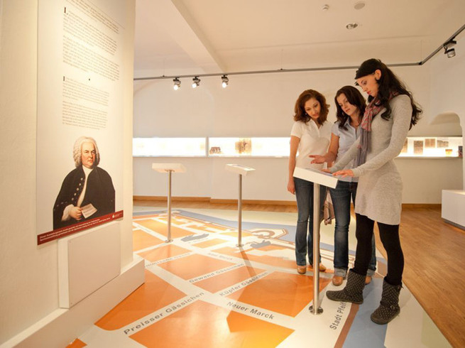 Drei Frauen erkunden das Bach-Museum in Leipzig mit Hilfe des persönlichen Audio-Guides.