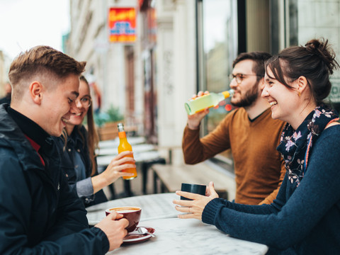 Eine Gruppe junger Menschen sitzt vor dem Dankbar Café Leipzig auf dem Freisitz und genießt Getränke, Gastronomie, Freisitz, Kulinarik