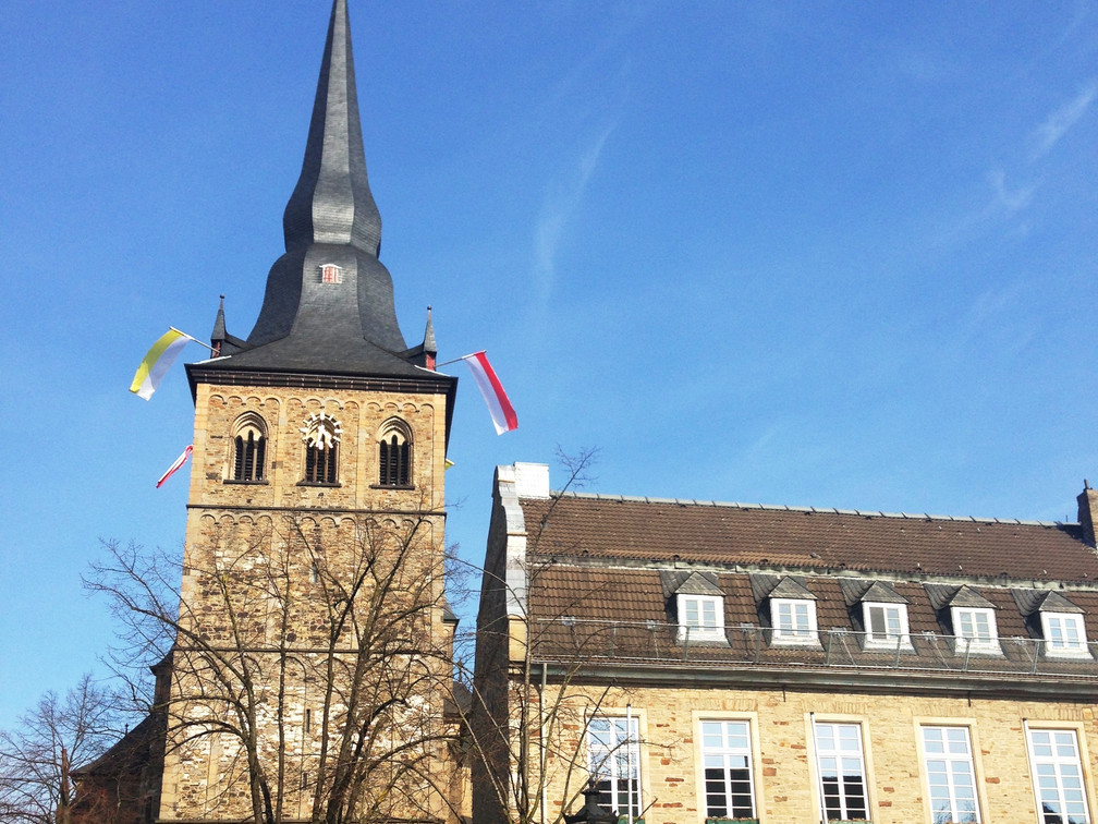 Chiesa parrocchiale cattolica di San Pietro e Paolo nel centro comunitario nel centro storico di Ratingen