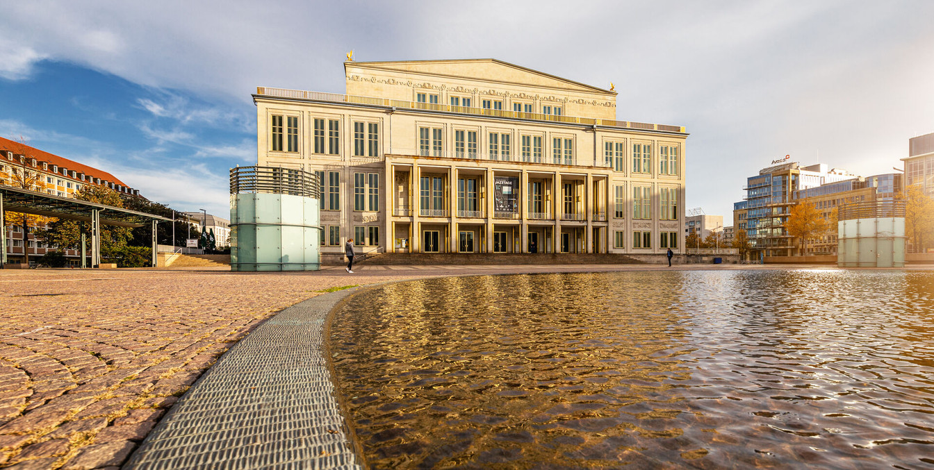 Blick auf den Haupteingang der Oper Leipzig, Sehenswürdigkeiten in Leipzig, Kultur 