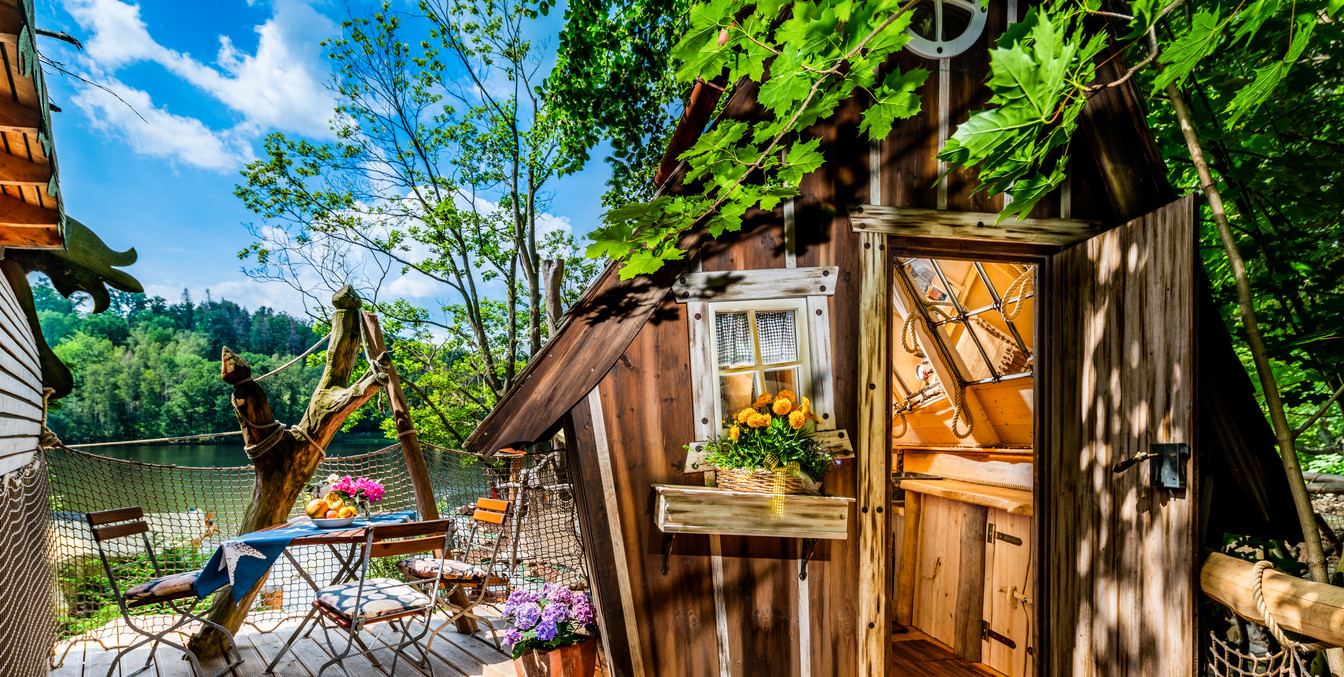 Auf einer Terasse des Baumhauses steht ein weiteres kleines Haus, Urlaub in Leipzig Region, Familie
