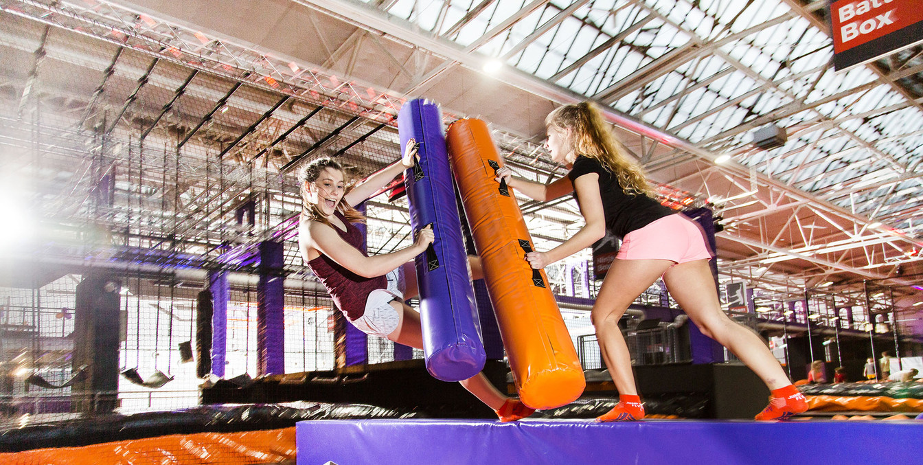 Zwei Mädchen duellieren sich im Parcour, Jump-House-Freizeit-Sport-Leipzig-mit-Kindern