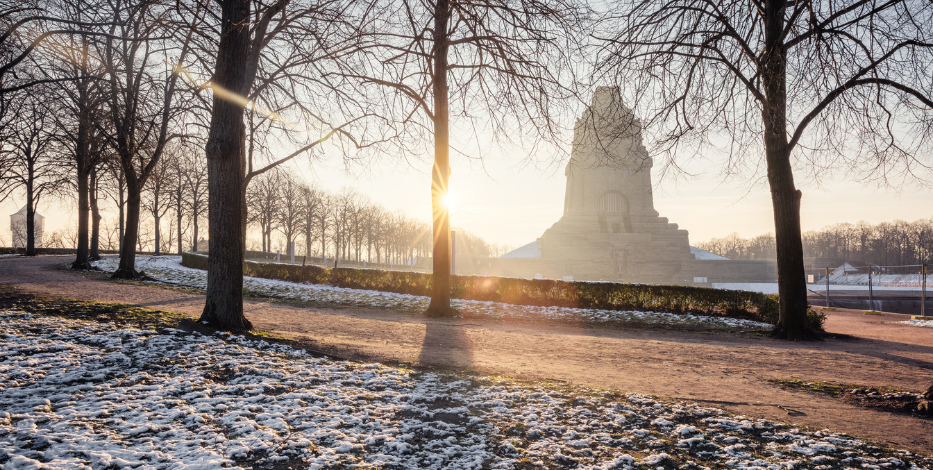 Sonnenaufgang am schneebedeckten Völkerschlachtdenkmal, Freizeit-Winter-Kultur-Denkmal