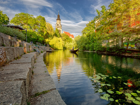 Vom Ufer des Karl-Heine Kanals kann man eine Gondelfahrt beobachten, Wasserstadt Leipzig, Gondel