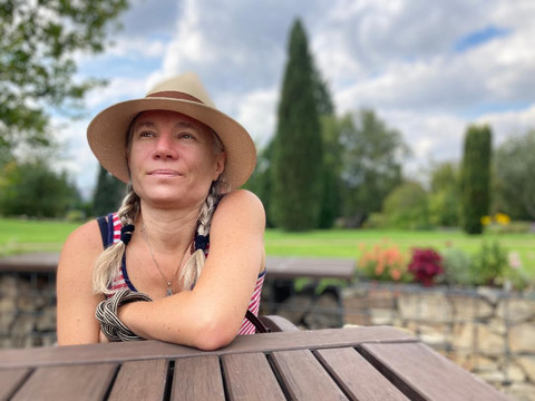 Markéta Pilátová sitzt in einem Garten und trägt einen Sonnenhut, Autorin, Mein Leipzig