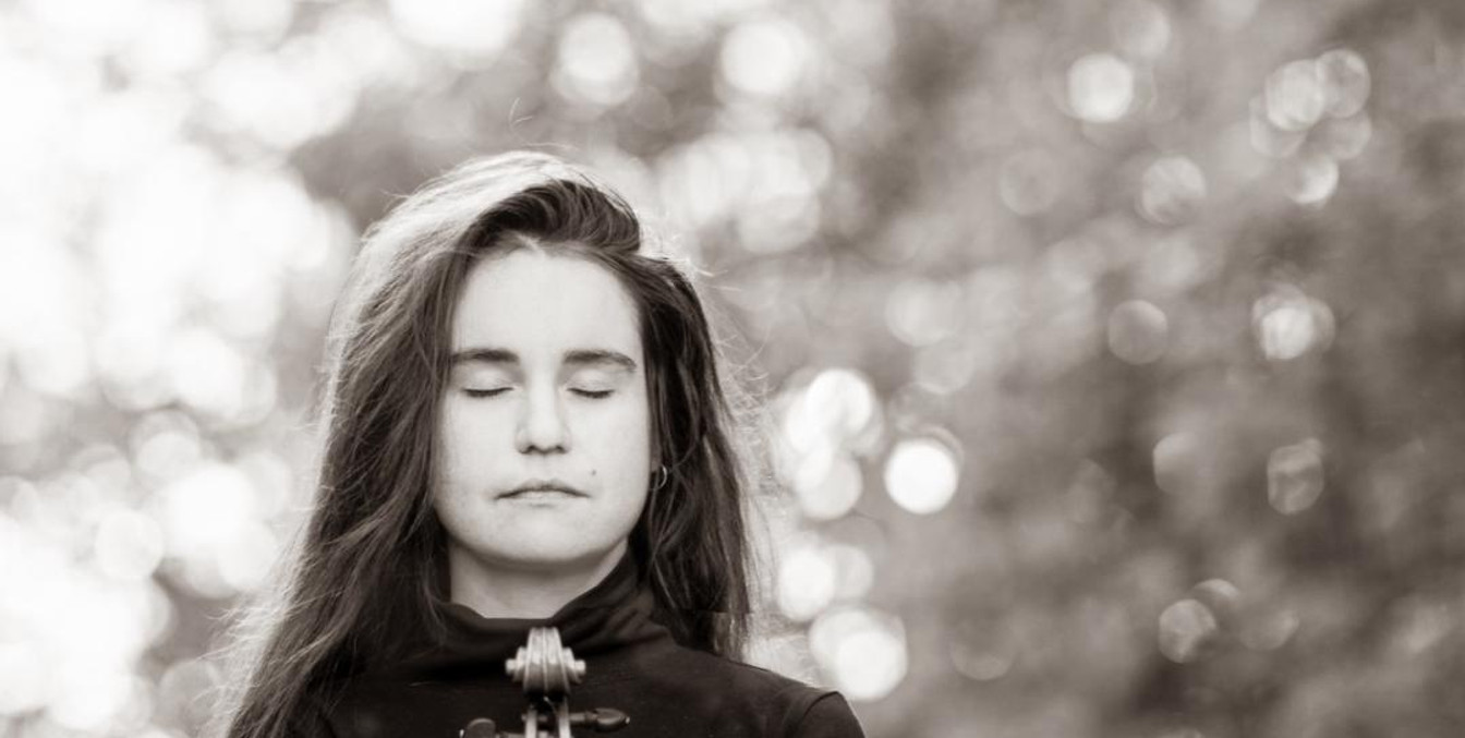Izabela-Kałduńska verschließt ihre Geige mit beiden Armen und hat ihre Augen dabei geschlossen, Musikstadt Leipzig, Kultur