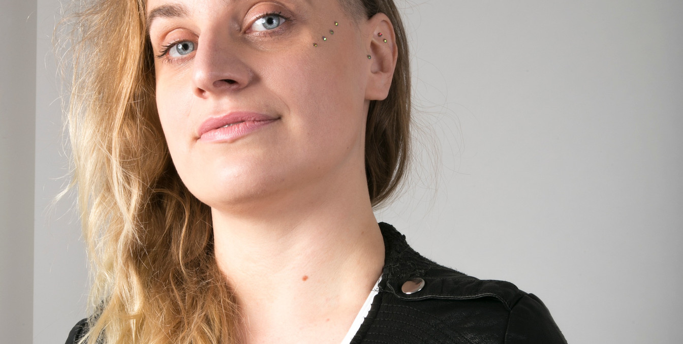 Magdaléna-Šipkahat sich eine Lederjacke über die Schultern geworfen, Portrait, Kultur in Leipzig