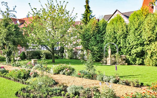 Peine_Kirche_Klostergarten.jpg