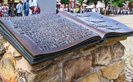 Bronzebuch_Marktplatz.jpg