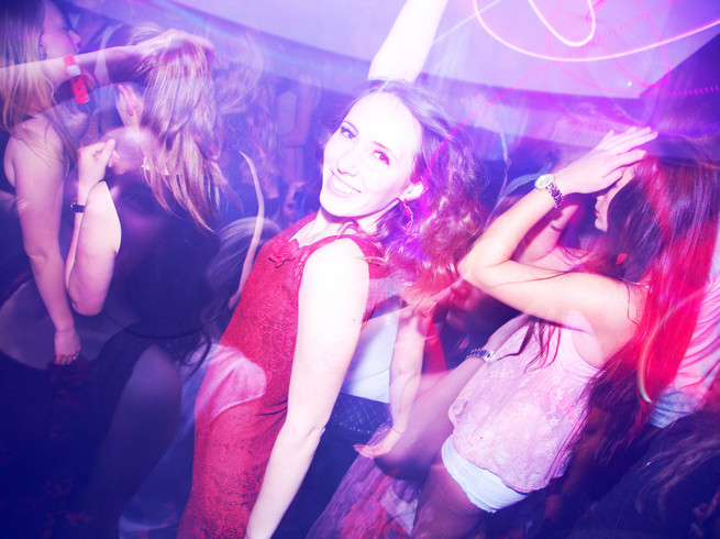 Menschen tanzen ausgelassen in einem Club, Nachtleben in Leipzig, Tanzen