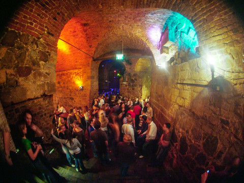 Viele Menschen tanzen bei einer Party im Gewölbe der Moritzbastei, Veranstaltung, Freizeit