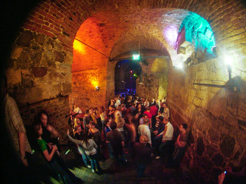 Viele Menschen tanzen bei einer Party im Gewölbe der Moritzbastei, Veranstaltung, Freizeit