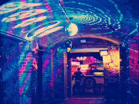 Einblick in den von einer Diskokugel beleuchteten Beyerhauskeller, Party, Tanzen, Clubs, Feiern.