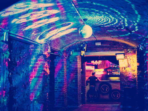 Einblick in den von einer Diskokugel beleuchteten Beyerhauskeller, Party, Tanzen, Clubs, Feiern.