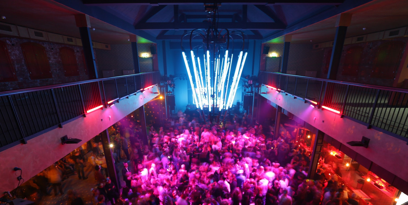 Einblick auf den großen Dance Floor des Täubchenthals während einer Veranstaltung, Party, Tanzen, Clubs, Feiern.