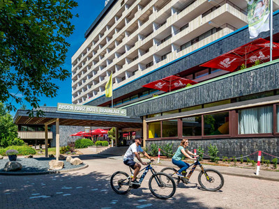 AHORN HARZ HOTEL BRAUNLAGE - Außenansicht im Sommer mit Rad