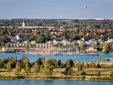 Blick auf den Hafen am Cospudener See voller Segelboote und Gastronomie, Ausflugsziele, Wasser, Leipziger Neuseenland