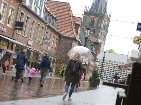 Ahaus-stad-toren-dame-paraplu-regen-winkelen-©Jantien.jpgAhaus-stad-toren-dame-paraplu-regen-winkelen-©Jantien.jpg