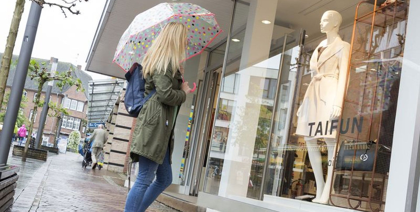 Nordhorn-winkelen-etalage-paspop-dame-paraplu-regen-©Jantien.jpgNordhorn-winkelen-etalage-paspop-dame-paraplu-regen-©Jantien.jpg