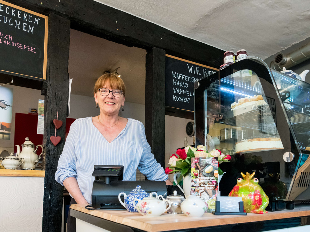 La propriétaire Mme Kuchta derrière le comptoir du Café Schwan à Wülfrath
