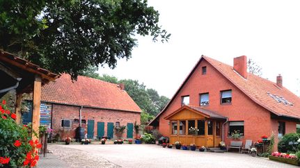 Innenhof und Wohnhaus der Ferienwohnung Hof Hinz