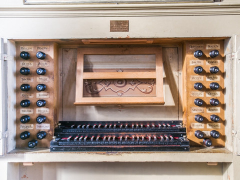 Ein Blick auf den Orgelspielschrank der Silbermann-Orgel in der St. Georgenkirche in Rotha, Region Leipzig
