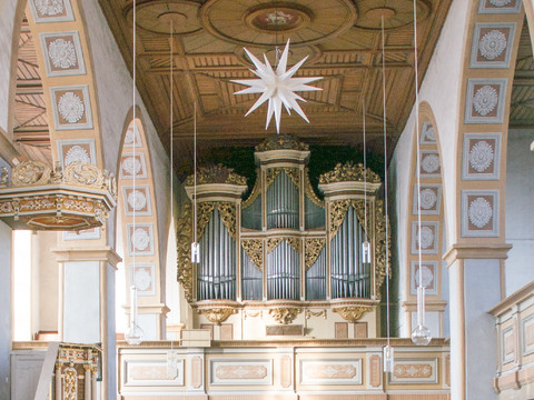 Blick auf das Kirchenschiff der St. Georgenkirche Rötha mit der Silbermann-Orgel aus dem Jahr 1721, Leipzig Region