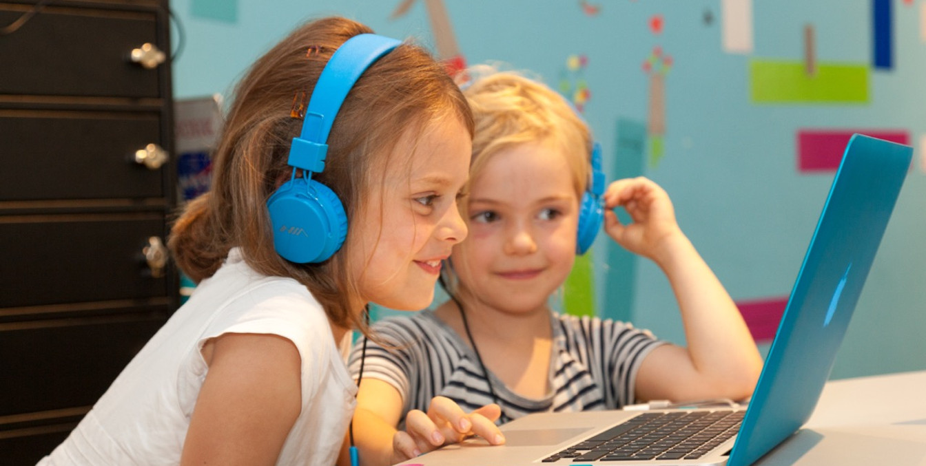 Zwei Kinder lernen gemeinsam an einem Laptop, Workshop, Leipzig mit Kindern