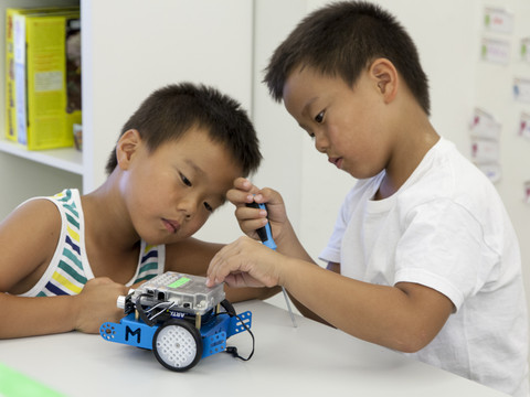 Zwei Kinder bauen einen Roboter zusammen, Bastel, Leipzig mit Kindern