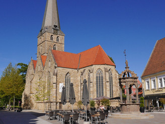 Johanniskirche in Herford mit Brunnen, Cafés und Einkehrmöglichkeiten_CC_BY_SA_Teutoburger_Wald_Kerstin_Paar_P1130691.jpg