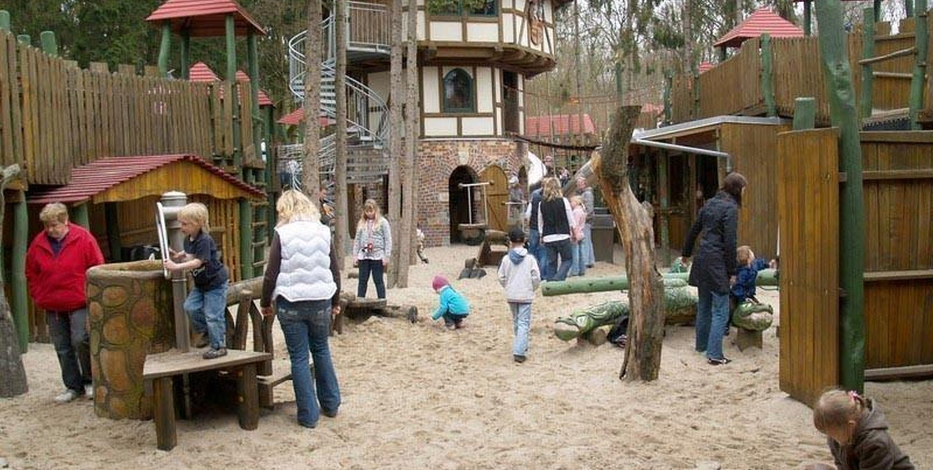 Freizeitpark-Schloss-Dankern-kinderen-spelen-speeltoestel.jpgFreizeitpark-Schloss-Dankern-kinderen-spelen-speeltoestel.jpg