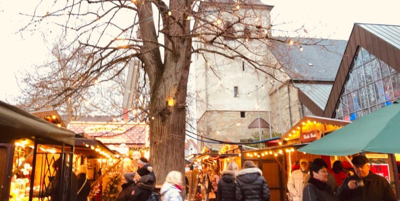 kerstmarkt-Melle-bezoekers-boom-lichtjes-kerk-kraampjes-©David.jpgkerstmarkt-Melle-bezoekers-boom-lichtjes-kerk-kraampjes-©David.jpg