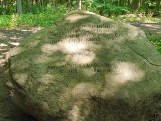 Karl-Bachler-Gedenkstein nahe Asenquelle und Asenberg_CC_BY_SA_Teutoburger_Wald_Kerstin_Paar_P1160995_2022_7_24.jpg