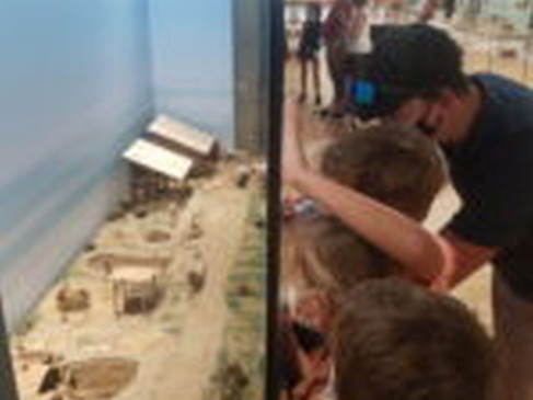 Romeins-museum-kinderen-meneer-bekijken-©Vettt.jpgRomeins-museum-kinderen-meneer-bekijken-©Vettt.jpg
