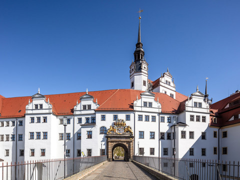 Eingangsportal mit Torbogen zum Schloss Hartenfels in der Leipzig Region