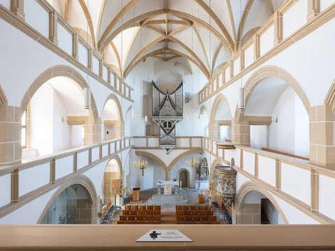 Blick von der Empore in die Schlosskapelle des Schlosses Hartenfels mit Altar und Orgel