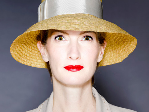 Eine Frau trägt einen gelben Hut mit silbernen Hutband von Angela Wandelt aus der Hutmanufaktur Gela-Hüte in der Spinnerei Leipzig Plagwitz, regionale Produkte