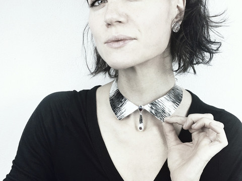 Eine Frau trägt ein Kragen-Collier aus dem Kunsthandwerk der Schmiede Widdermann in Hohenprießnitz, regionale Produkte