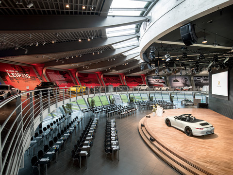 Porsche Experience Center: Eventlocation mit Auditorium für Tagung & Konferenz Leipzig ConventionPorsche Experience Center: venue with Auditorium for meeting & conference Leipzig convention