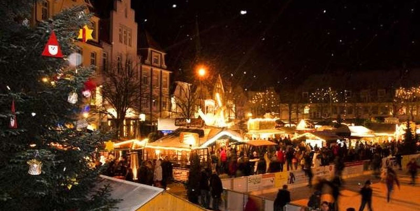 Kerstmarkt-schaatsbaan-kerstboom-avond.jpgKerstmarkt-schaatsbaan-kerstboom-avond.jpg