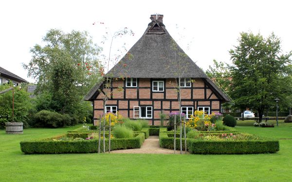 Außenansicht vom Heimathaus Fintel mit Garten
