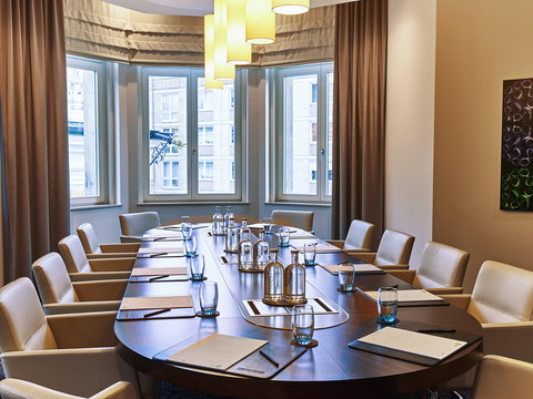 Eleganter Boardroom für kleinere Meetings | Steigenberger Grandhotel Handelshof
