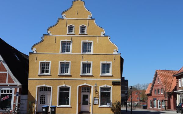 Gelbes Barockgiebelhaus Nordseebad Otterndorf