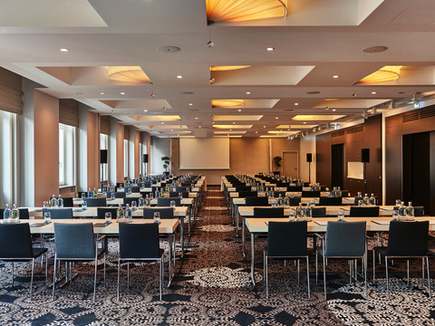 Konferenzräume Kontrabass und Posaune mit Leinwand | Steigenberger Grandhotel Handelshof