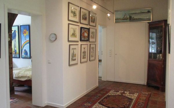 Flur mit Kunstwerken von Ole West in der Kleinen Galerie am Moor